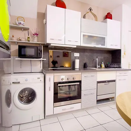 Hypercentre - Super En Rdc, Intendance Luxury Host Apartment