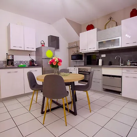 Hypercentre - Super En Rdc, Intendance Luxury Host *