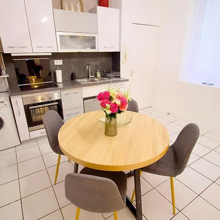 Hypercentre - Super En Rdc, Intendance Luxury Host Apartment